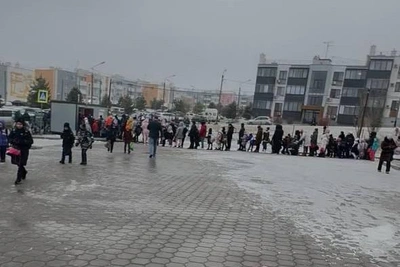 Родители волгоградской школы жалуются на очереди и отсутствие охраны