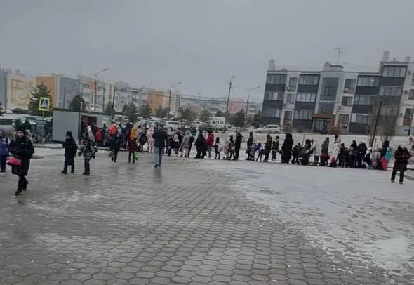 Организовывать порядок входа и выхода приходится родителям самостоятельно | Источник: читатели V1.RU