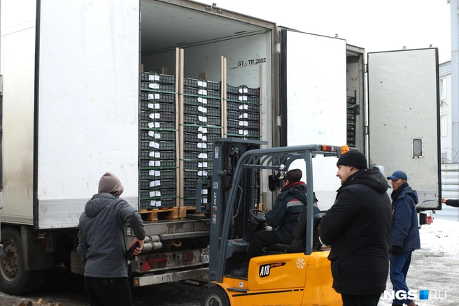 17 ноября на площадке склада находились водители, которые прибыли на таможенный пост и 14, и даже 13 ноября | Источник: Андрей Бортко / NGS.RU