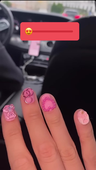 Ногти в стиле Барби: Чана показала крутой 3D-маникюр