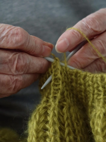 Тихо стуча спицами перед телевизором | Источник: Мария Конуперова / Личный архив