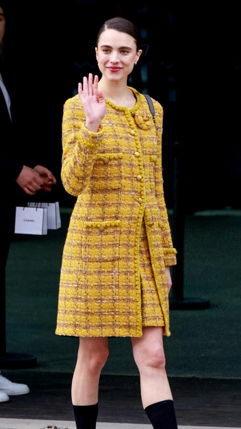 Не пропустите тренд: Маргарет Куолли носит туфли с гольфами — так делают самые модные девушки | marieclaire.ru