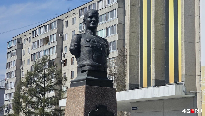 Памятник участнику войн с Финляндией, Германией и Японией, обладателю пяти медалей «За отвагу» Максиму Захарову | Источник: Дарья Никитченко / 45.RU