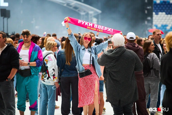 Самые преданные «болельщики» фотографировались с шарфами группы | Источник: Роман Данилкин / 63.RU