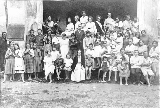 Лидия Арманд в центре, среди воспитанников. 1924 год | Источник: pushkino.tv / «Пушкино сегодня»