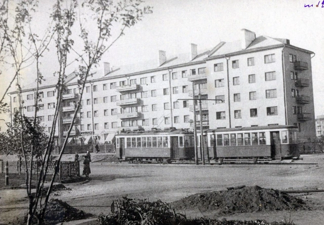 1936 год. Сотрудники Кировского завода (ЧТЗ) едут на трамвае по улице Горького  | Источник: фонды ОГАЧО