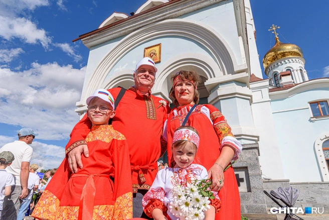 Даже китаец был в кокошнике. Смотрите фоторепортаж с парада семей в Чите | Источник: Олег Фёдоров / CHITA.RU