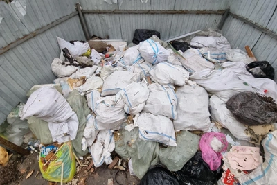 В Волгограде с прошлого года не вывозят мусор от лучшего дома