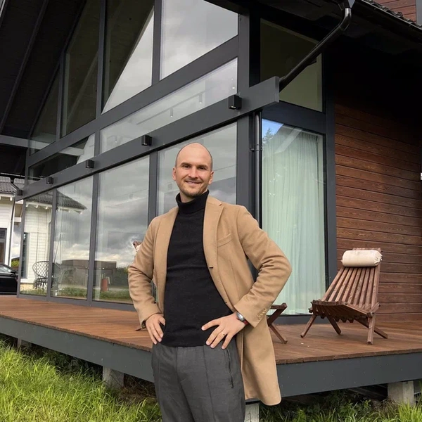 Сам Сергей утверждает, что его оклеветали, а рекламу с Ларисой Андреевной они снимали задолго до скандала