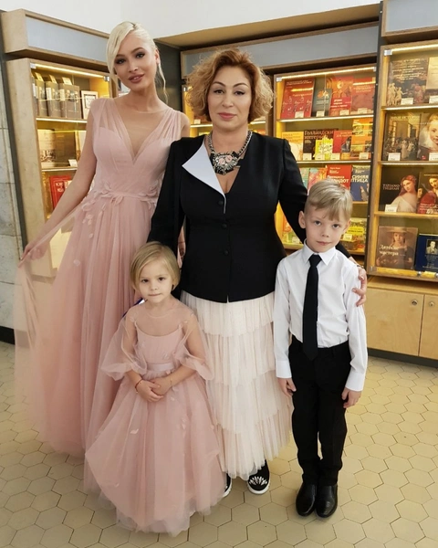 Алена Шишкова, Симона Юнусова, Алиса Юнусова
