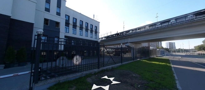 Над участком проходит метромост | Источник: Яндекс Карты