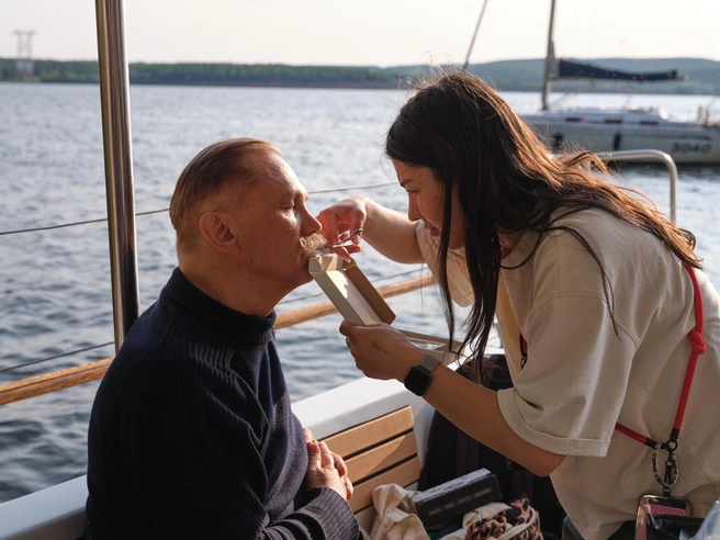 Ой, а у вас ус отклеился! | Источник: «Прости. Короткометражный фильм» / vk.com