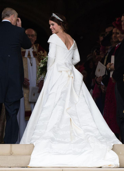 Цветы из хрусталя и вышивка из настоящего золота: 7 самых дорогих королевских свадебных платьев