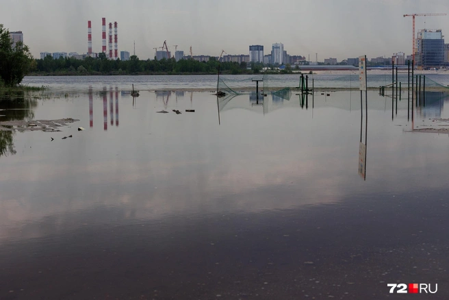 Просто море воды. Пляжа тут не осталось | Источник: Ирина Шарова / 72.RU