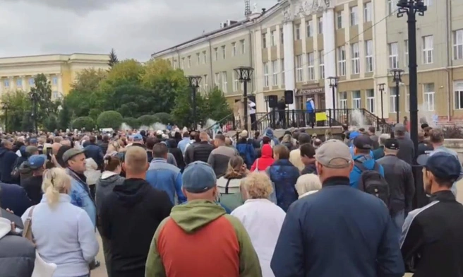 Митинг прошел на центральной площади города | Источник: Михаил Матвеев коммент / Telegram