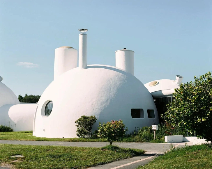 Купола, расположенные на въезде в деревню, являются основными зданиями в программе, разработанной архитектором Анри Муэттом и скульптором Пьером Секели. В них есть лобби для посетителей, административные помещения и зоны общественного питания. | Источник: Марион Беррин