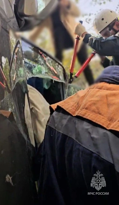 Спасатели буквально резали автомобиль  | Источник: urpso_mchs/t.me