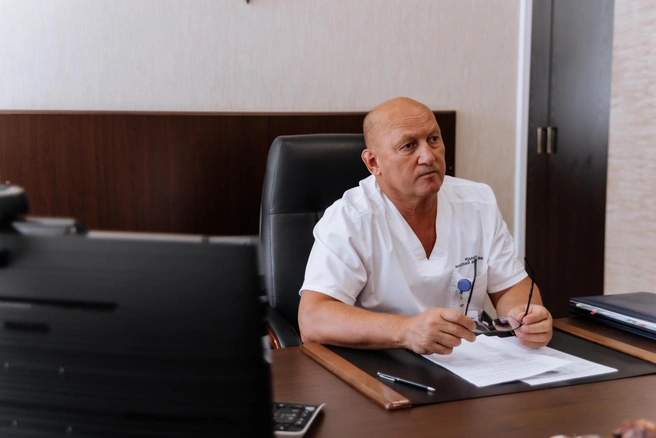 О планах и мечтах Анатолий Васильевич говорит с неохотой | Источник: Людмила Кузнецова / Новосибирская областная больница