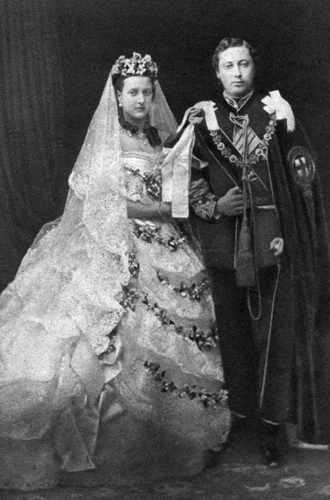 Будущий король Эдуард VII и Александра ДатскаяСвадьба тогда еще принца Уэльского Альберта и датской принцессы Александры состоялась в часовне Св. Георга 10 марта 1863 года. Говорят, невесту наследника лично подбирала его мать, королева Виктория, и старшая сестра, кронпринцесса Виктория Прусская. Отметим, что в то время выбор места широко критиковался общественностью – дорога до Виндзора была тяжелой, да и сам замок долгое время считался местом, скорее, погребения королей, а не их бракосочетаний. Впрочем, свадьба прошла пышно и помпезно, что прекрасно видно на картинах тех лет.