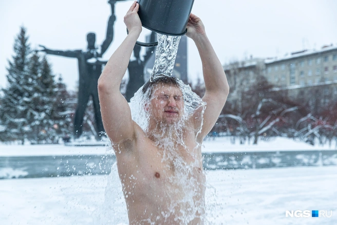 Закаливание — один из способов повысить свою устойчивость к холоду | Источник: Александр Ощепков / NGS.RU