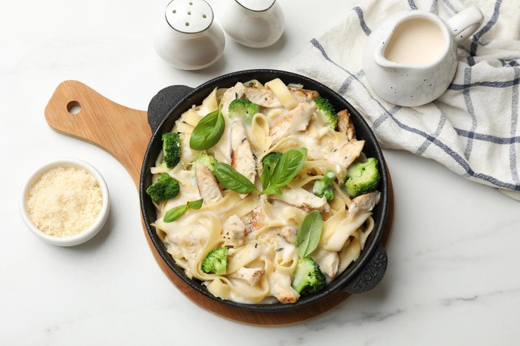 Вкуснее, чем в школе: рецепт пасты с курицей и соусом Альфредо | Источник: New Africa/Shutterstock/Fotodom.ru