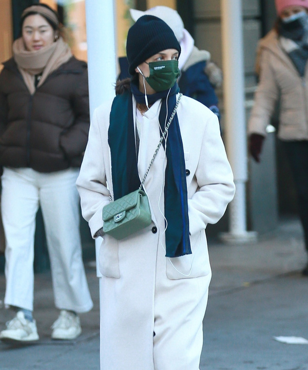 Обоснованная роскошь: Кэти Холмс в белом пальто доказывает, что это самая модная покупка на зиму и весну 2022