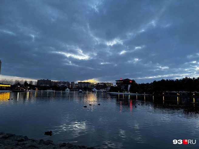 Можно спокойно гулять вокруг озера  | Источник: Алина Лустина / 93.RU