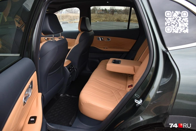 Второй ряд просторен и имеет ровный пол. Есть подогрев сидений, USB-порты и дефлекторы системы вентиляции | Источник: Артем Краснов