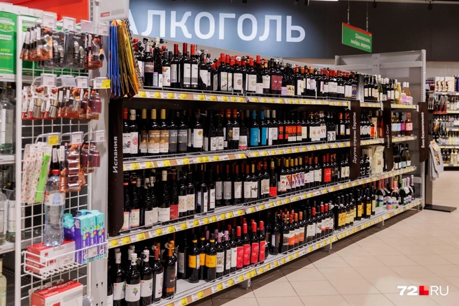 Дальше&nbsp;— отдел с различными напитками для взрослых: от слабоалкогольных до крепких | Источник: Ирина Шарова / 72.RU 