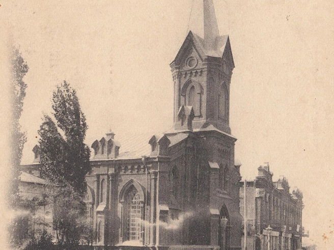 С 1931 по 1937 год в кирхе располагался клуб НКВД. С 1937 по 1941 год — картинная галерея | Источник: частная коллекция