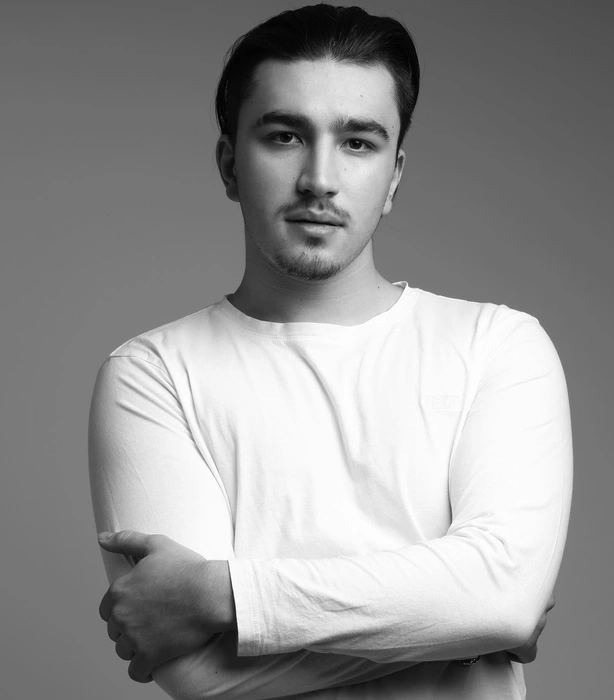Еще пару лет назад Максим был больше похож на Арамиса | Источник: flosha1 / Instagram (экстремистская организация, деятельность запрещена на территории РФ)
