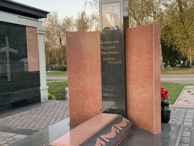 Мужчина на портрете изображен с лентой в виде российского флага | Источник: Ирина Господаренко / NGS22.RU