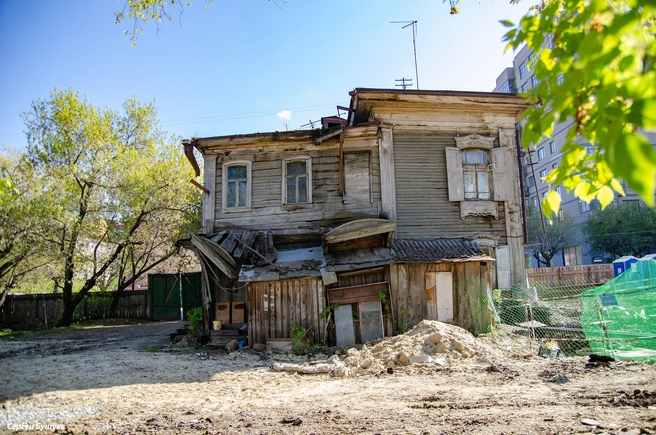Прошел всего год, а дом стал всеми брошенным и, казалось, совершенно никому не нужным: последние жильцы его покинули | Источник: Сергей Бушуев / Vk.com
