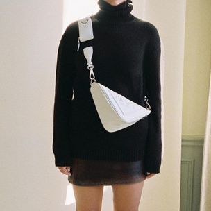 Круче Prada: стильные треугольные сумки, которые тебе точно по карману