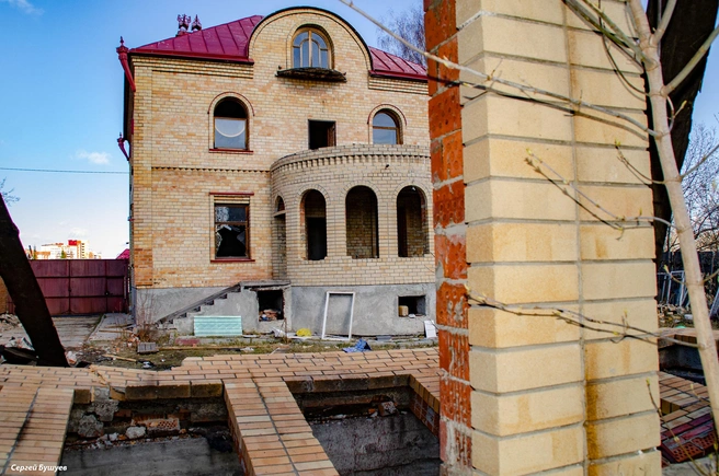 Демонтаж начали тогда с забора и надворных построек. Позже по кирпичикам (в буквальном смысле слова) разобрали и сам дом | Источник: Сергей Бушуев / Vk.com