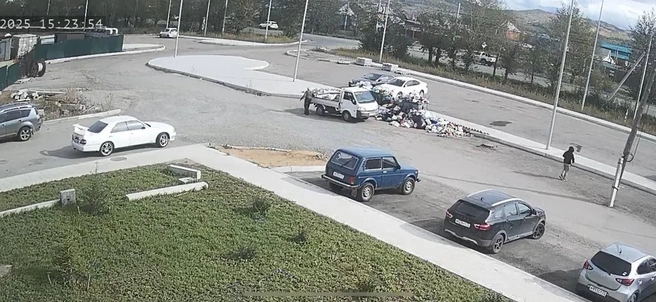 Предположительно тот самый микрогрузовик, на котором к микрорайону привезли останки животных | Источник: очевидец