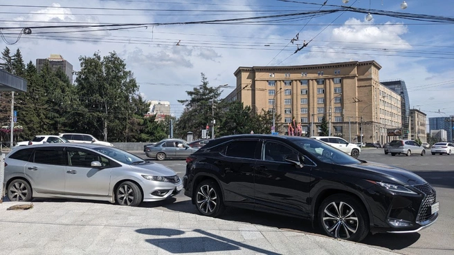 Если очень надо в Первомайский сквер, даже эвакуаторы не страшны | Источник: Читательница НГС Елизавета
