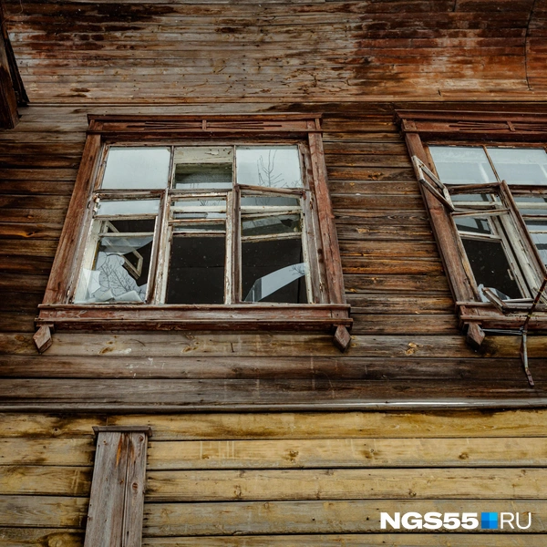 Окна стали мишенью для камней  | Источник: Кирилл Башинский / NGS55.RU