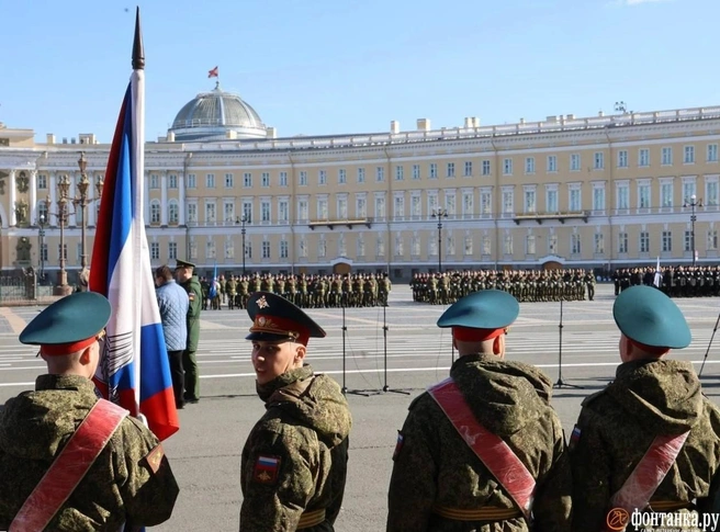Без техники, но с салютом. Каким будет усеченный парад в Петербурге на 9 Мая | Источник: Марина Мамонтова / FONTANKA.RU