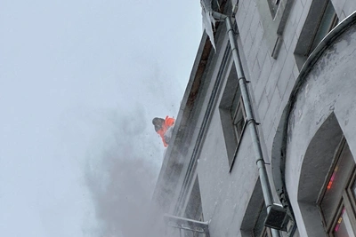 Москва после снежной бури: трамваи стоят, жители убирают снег