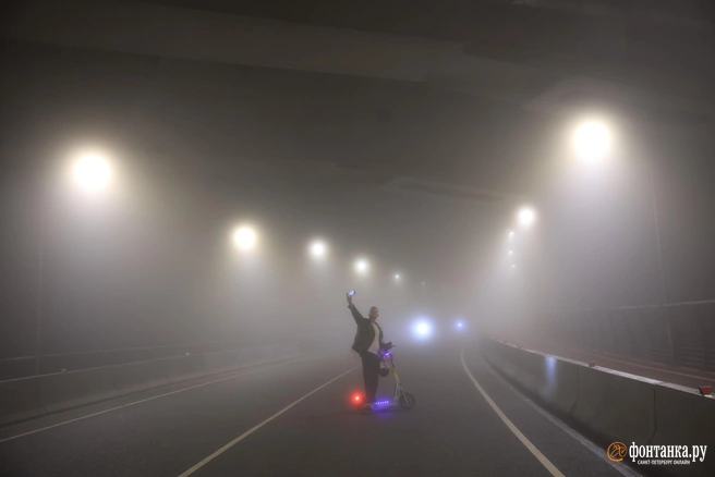 При тумане нужно быть осторожным и пешеходам и водителям | Источник: Сергей Михайличенко / FONTANKA.RU