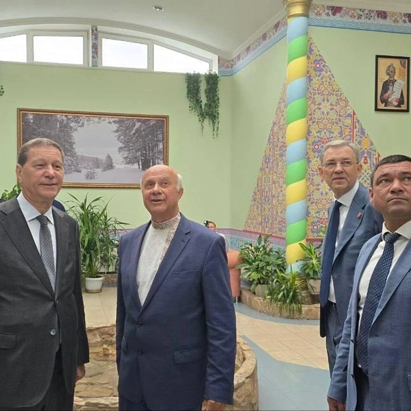 Генеральный директор НПО «МИР» Александр Беляев сопровождает высоких гостей по время посещения предприятия | Источник: Законодательное собрание Омской области