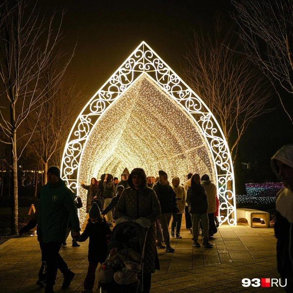 Светящийся тоннель в Краснодаре в парке Галицкого чуть дальше Японского сада  | Источник: Дарья Паращенко / 93.RU