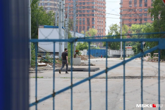 За забором изредка можно увидеть людей | Источник: Артем Устюжанин / MSK1.RU