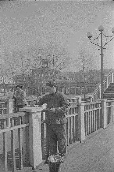 Маляры Пастухов С. И. и Кувыкин И. Н. за малярно-покрасочными работами на эстакаде вокзала. 28 марта 1956 года | Источник: фотофонд Самарского областного госархива социально-политической истории
