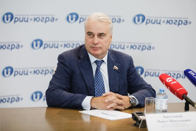 Рассуждая о коррупции, депутат очень много говорил о вкладе чиновников в развитие государства | Источник: Павел Завальный / Vk.com