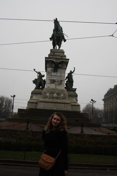 Татьяна Апросина (Москва) у памятника Гарибальди, Италия.