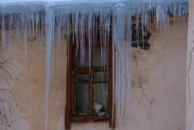 Tula Residents Complain About Huge Icicles Hanging From Buildings