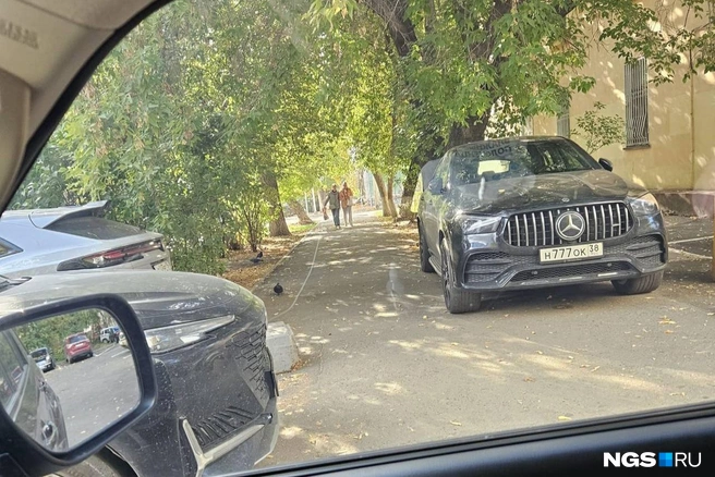 Дорогой автомобиль и «блатные» номера, судя по всему, дают право пренебрежительно относиться к пешеходам | Источник: читатель НГС