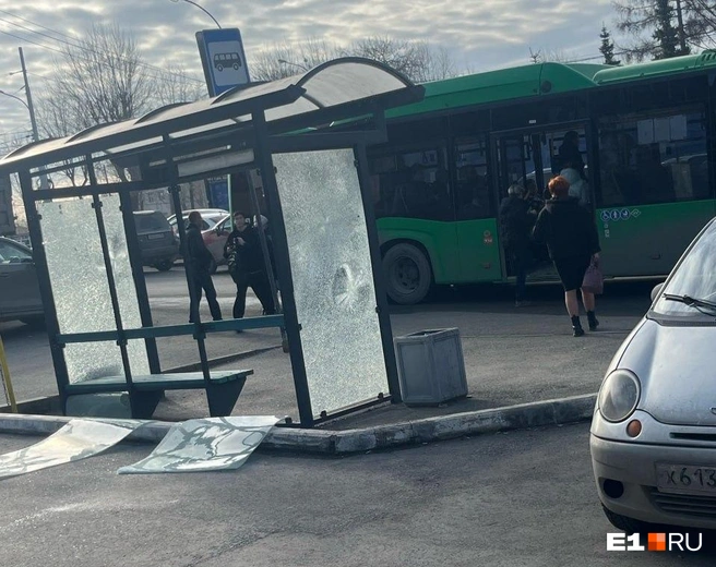 Теперь после погрома остановку придется восстанавливать | Источник: читатель E1.RU